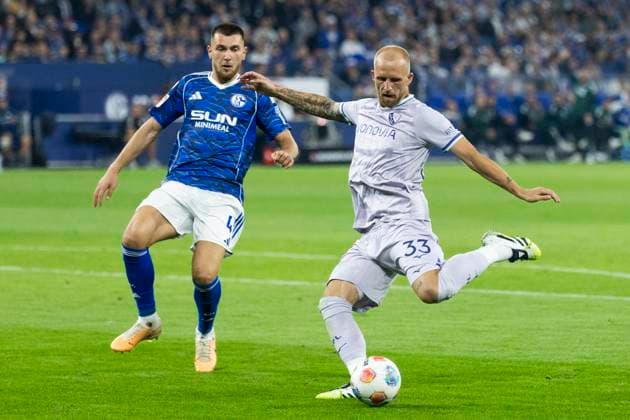 2. Fussball Bundesliga, FC Schalke 04 - VfL Bochum; 23.08.2025 Philipp Hofmann (VfL Bochum, 33), Hasan Kurucay (FC Schalke 04, 4). 2. Fußball Bundesliga, FC Schalke 04 - VfL Bochum, 3. Spieltag, am 23.08.2025, Veltins-Arena, Gelsenkirchen. DFL regulations prohibit any use of photographs as image sequences and or quasi-video