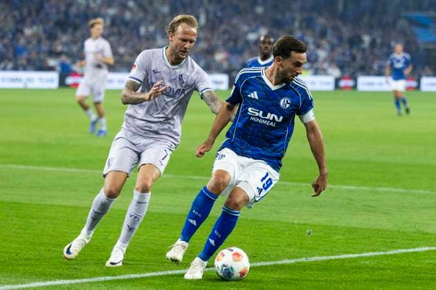 2. Fussball Bundesliga, FC Schalke 04 - VfL Bochum; 23.08.2025 Kevin Vogt (VfL Bochum, 7), Kenan Karaman (FC Schalke 04, 19). 2. Fußball Bundesliga, FC Schalke 04 - VfL Bochum, 3. Spieltag, am 23.08.2025, Veltins-Arena, Gelsenkirchen. DFL regulations prohibit any use of photographs as image sequences and or quasi-video