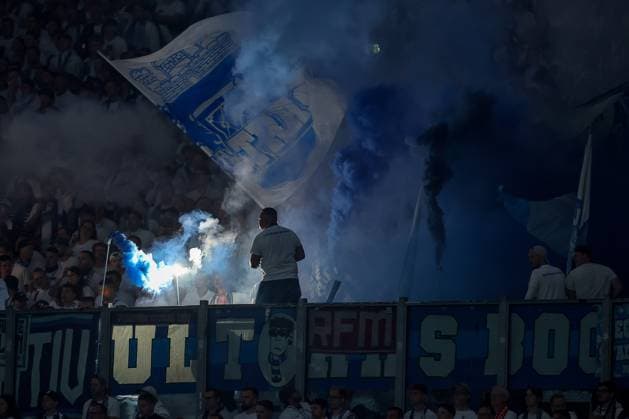 23.08.2025, Fußball, FC Schalke 04 - VfL Bochum, 3.Spieltag, 2. Fußball Bundesliga, Veltins-Arena Gelsenkirchen, Saison 2025 2026: Ultras zünden Rauchtöpfe bengalisches Feuer Pyrotechnik bangalos im Gästeblock DFB regulations prohibit any use of photographs as image sequences and or quasi-video. Nordrhein-Westfalen Deutschland