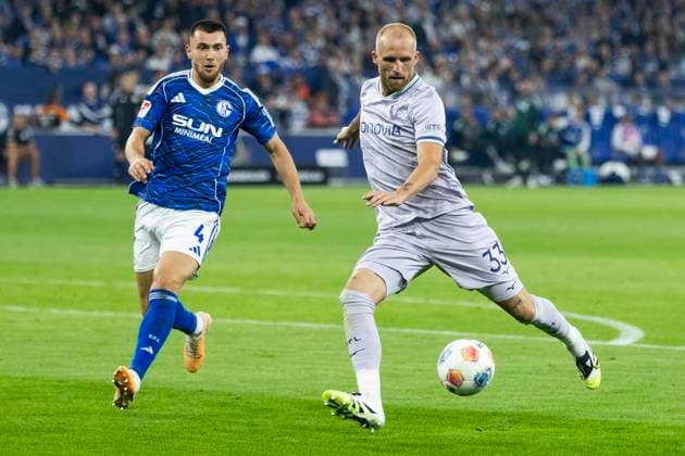 2. Fussball Bundesliga, FC Schalke 04 - VfL Bochum; 23.08.2025 Philipp Hofmann (VfL Bochum, 33), Hasan Kurucay (FC Schalke 04, 4). 2. Fußball Bundesliga, FC Schalke 04 - VfL Bochum, 3. Spieltag, am 23.08.2025, Veltins-Arena, Gelsenkirchen. DFL regulations prohibit any use of photographs as image sequences and or quasi-video