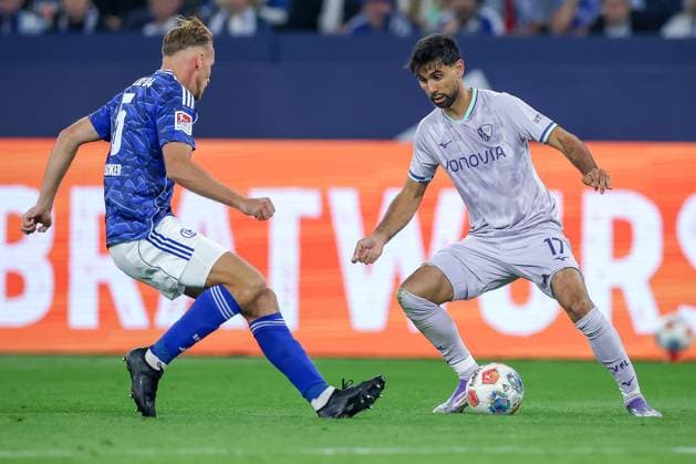 23.08.2025, Fußball, FC Schalke 04 - VfL Bochum, 3.Spieltag, 2. Fußball Bundesliga, Veltins-Arena Gelsenkirchen, Saison 2025 2026: Timo Becker (Schalke04 05) im Zweikampf gegen Gerrit Holtmann (VfL Bochum 17) DFB regulations prohibit any use of photographs as image sequences and or quasi-video. Nordrhein-Westfalen Deutschland