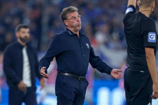 23.08.2025, Fußball, FC Schalke 04 - VfL Bochum, 3.Spieltag, 2. Fußball Bundesliga, Veltins-Arena Gelsenkirchen, Saison 2025 2026: Cheftrainer Dieter Hecking (VfL Bochum hc) steht gestikulierend neben dem Linienrichter Schiedsrichterassistent DFB regulations prohibit any use of photographs as image sequences and or quasi-video. Nordrhein-Westfalen Deutschland
