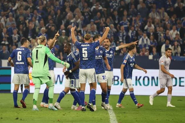 Die Spieler vom FC Schalke 04 freuen sich über den ggehaltenen Elfmeeter beim Spiel der 2. Bundesliga (Saison 2025 26) FC Schalke 04 - VfL Bochum 1848 Copyright: Thomas Pakusch
