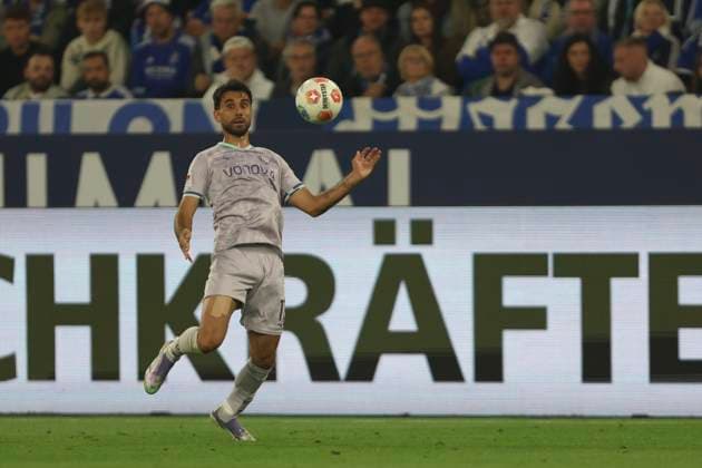 Gerrit Holtmann (VfL Bochum) in Aktion, am Ball, Einzelaktion waehrend des spiels der 2. Bundesliga zwischen FC Schalke 04 und VfL Bochum, Veltins-Arena am 23. August 2025 in Gelsenkirchen, Deutschland. (Foto von Oliver Kaelke DeFodi Images) +++ Gerrit Holtmann (VfL Bochum) controls the ball during the 2. Bundesliga match between FC Schalke 04 and VfL Bochum at Veltins-Arena on August 23, 2025 in Gelsenkirchen, Germany. (Photo by Oliver Kaelke DeFodi Images) DFB DFL REGULATIONS PROHIBIT ANY USE OF PHOTOGRAPHS AS IMAGE SEQUENCES AND OR QUASI-VIDEO. (Photo by Oliver Kaelke DeFodi Images)