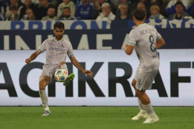 Gerrit Holtmann (VfL Bochum) in Aktion, am Ball, Einzelaktion waehrend des spiels der 2. Bundesliga zwischen FC Schalke 04 und VfL Bochum, Veltins-Arena am 23. August 2025 in Gelsenkirchen, Deutschland. (Foto von Oliver Kaelke DeFodi Images) +++ Gerrit Holtmann (VfL Bochum) controls the ball during the 2. Bundesliga match between FC Schalke 04 and VfL Bochum at Veltins-Arena on August 23, 2025 in Gelsenkirchen, Germany. (Photo by Oliver Kaelke DeFodi Images) DFB DFL REGULATIONS PROHIBIT ANY USE OF PHOTOGRAPHS AS IMAGE SEQUENCES AND OR QUASI-VIDEO. (Photo by Oliver Kaelke DeFodi Images)