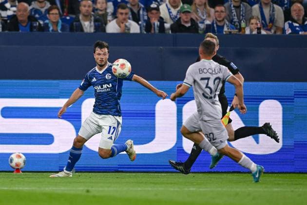 23.08.2025, Fussball, 2. Bundesliga, Saison 2025 2026, 3. Spieltag, FC Schalke 04 - VfL Bochum, Adrian Gantenbein (FC Schalke 04), Maximilian Wittek (VfL Bochum 1848) xRHR-FOTO YYx