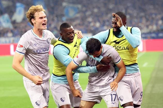 23.08.2025, xrekx, Fussball 2.Bundesliga, FC Schalke 04 - VfL Bochum v.l. Torjubel nach dem Tor zum 0:1 celebrating the goal celebrate durch Gerrit Holtmann (VfL Bochum) (DFL DFB REGULATIONS PROHIBIT ANY USE OF PHOTOGRAPHS as IMAGE SEQUENCES and or QUASI-VIDEO) Gelsenkirchen