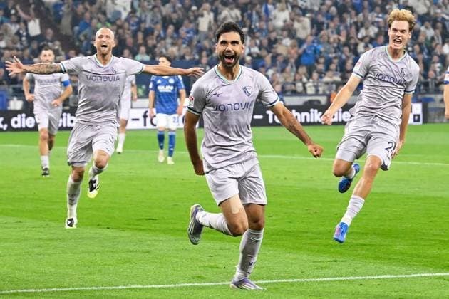Gelsenkirchen, Veltins Arena, 23.08.25, GER, Herren, 2.Bundesliga, Saison 2025-2026, FC Schalke 04 - VfL Bochum Bild: Gerrit HOLTMANN (Bochum) jubelt nach seinem Tor zum 0:1 DFL regulations prohibit any use of photographs as image sequences and or quasi-video. NRW Deutschland