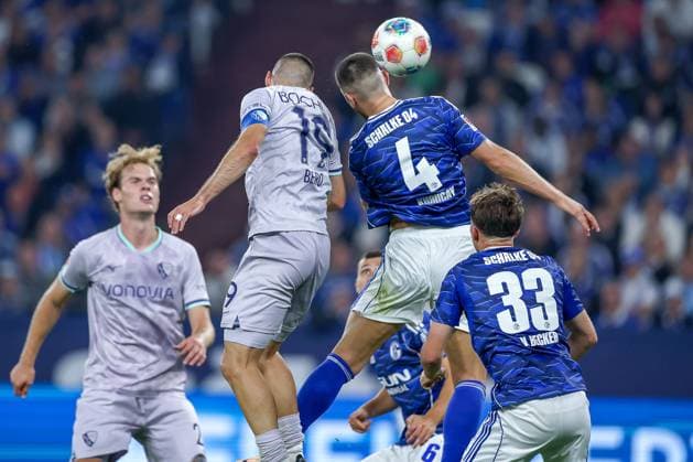 23.08.2025, Fußball, FC Schalke 04 - VfL Bochum, 3.Spieltag, 2. Fußball Bundesliga, Veltins-Arena Gelsenkirchen, Saison 2025 2026: Matus Bero (VfL Bochum 19) Kopfballduell Hasan Kurucay (Schalke04 04) DFB regulations prohibit any use of photographs as image sequences and or quasi-video. Nordrhein-Westfalen Deutschland
