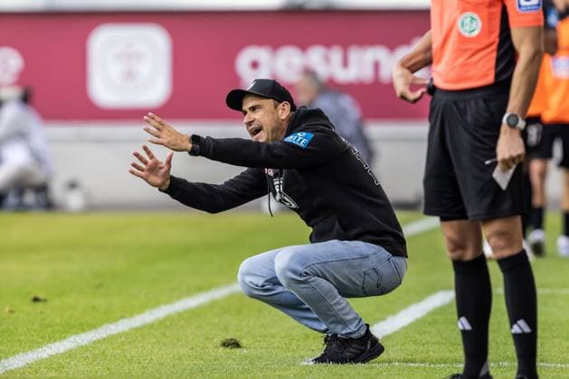 Fussball, Saison 2025 2026, 3. Liga, Schauinsland-Reisen-Arena Duisburg, 3. Spieltag, MSV Duisburg - SSV Ulm 1846 Fußball, 23.08.2025 23.08.2025, Fussball, Saison 2025 2026, 3. Liga, Schauinsland-Reisen-Arena Duisburg, 3. Spieltag, MSV Duisburg - SSV Ulm 1846 Fußball, Emotionen Trainer Robert Lechleiter (SSV Ulm 1846 Fußball) an der Seitenlinie Foto: Lucca Fundel Duisburg Schauinsland-Reisen-Arena Nordrheinwestfalen Deutschland