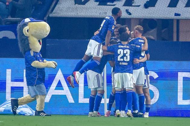 23.08.2025, Fußball, FC Schalke 04 - VfL Bochum, 3.Spieltag, 2. Fußball Bundesliga, Veltins-Arena Gelsenkirchen, Saison 2025 2026: Torjubel nach dem Tor zum 1:1 Ausgleich durch Torschütze Finn Porath (Schalke04 27) DFB regulations prohibit any use of photographs as image sequences and or quasi-video. Nordrhein-Westfalen Deutschland