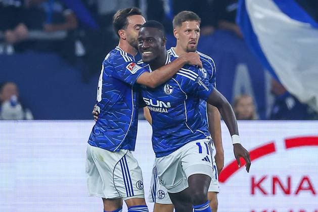 23.08.2025, Fußball, FC Schalke 04 - VfL Bochum, 3.Spieltag, 2. Fußball Bundesliga, Veltins-Arena Gelsenkirchen, Saison 2025 2026: Torjubel nach dem Tor zum 2:1 durch Torschütze Bryan Lasme (Schalke04 11) zusammen mit Kenan Karaman (Schalke04 19) DFB regulations prohibit any use of photographs as image sequences and or quasi-video. Nordrhein-Westfalen Deutschland