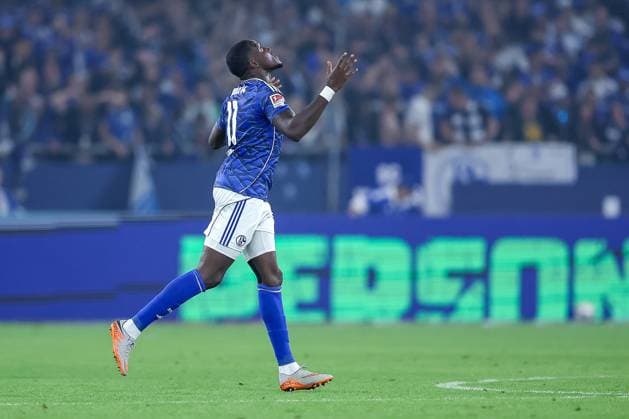 23.08.2025, Fußball, FC Schalke 04 - VfL Bochum, 3.Spieltag, 2. Fußball Bundesliga, Veltins-Arena Gelsenkirchen, Saison 2025 2026: Torjubel nach dem Tor zum 2:1 durch Torschütze Bryan Lasme (Schalke04 11) DFB regulations prohibit any use of photographs as image sequences and or quasi-video. Nordrhein-Westfalen Deutschland