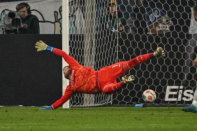 Sport Bilder des Tages Tor zum 2:1 durch Bryan Lasme ( Schalke ), FC Schalke 04 vs. VfL Bochum , Fussball, 2. Bundesliga, 3. Spieltag, 23.08.2025 DFB regulations prohibit any use of photographs as image sequences and or quasi-video Gelsenkirchen Nordrhein-Westfalen Deutschland