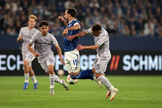 Kenan Karaman (FC Schalke 04) und Felix Passlack (VfL Bochum) beim Spiel der 2. Bundesliga (Saison 2025 26) FC Schalke 04 - VfL Bochum 1848 Copyright: Thomas Pakusch