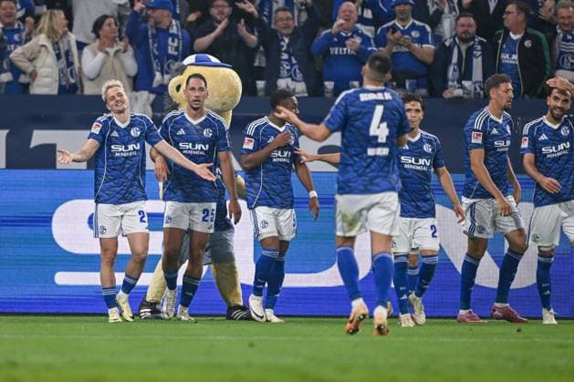 23.08.2025, Fussball, 2. Bundesliga, Saison 2025 2026, 3. Spieltag, FC Schalke 04 - VfL Bochum, Finn Porath (FC Schalke 04) freut sich über das Tor zum 1:1 mit der Mannschaft, xRHR-FOTO YYx