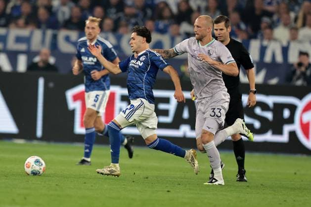 Soufiane El-Faouzi (FC Schalke 04) und Philipp Strompf (VfL Bochum) beim Spiel der 2. Bundesliga (Saison 2025 26) FC Schalke 04 - VfL Bochum 1848 Copyright: Thomas Pakusch