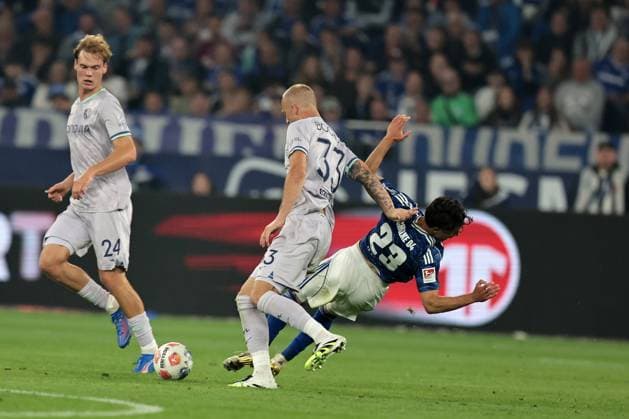 Philipp Hofmann (VfL Bochum) reißt Soufiane El-Faouzi (FC Schalke 04) zu Boden beim Spiel der 2. Bundesliga (Saison 2025 26) FC Schalke 04 - VfL Bochum 1848 Copyright: Thomas Pakusch