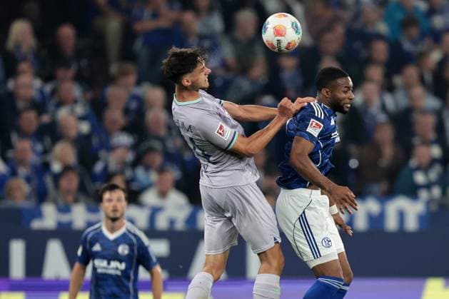 Cajetan Lenz (VfL Bochum) und Moussa Sylla (FC Schalke 04) beim Spiel der 2. Bundesliga (Saison 2025 26) FC Schalke 04 - VfL Bochum 1848 Copyright: Thomas Pakusch