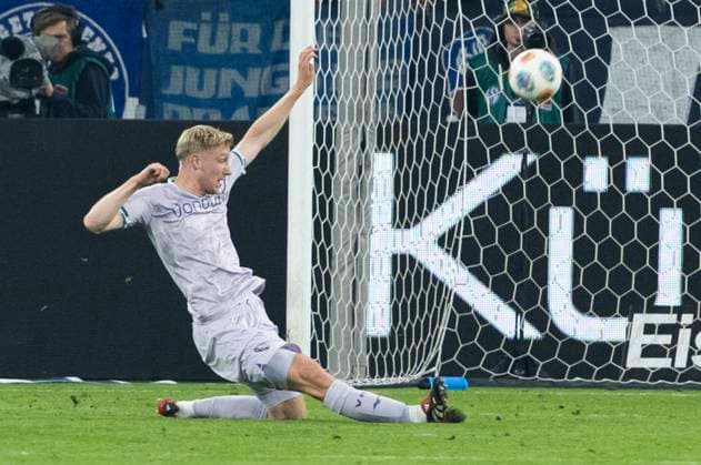 2. Fussball Bundesliga, FC Schalke 04 - VfL Bochum; 23.08.2025 Colin Kleine-Bekel (VfL Bochum, 5) mit einer Rettungstat. 2. Fußball Bundesliga, FC Schalke 04 - VfL Bochum, 3. Spieltag, am 23.08.2025, Veltins-Arena, Gelsenkirchen. DFL regulations prohibit any use of photographs as image sequences and or quasi-video