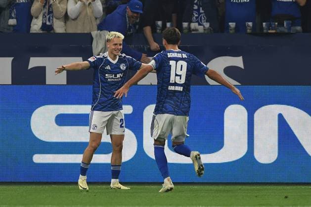 Finn Porath (FC Schalke 04) Torjubel, jubelt mit seiner Mannschaft nach dem Treffer zum 1:1 waehrend des Spiels der 2. Bundesliga zwischen FC Schalke 04 und VfL Bochum, Veltins-Arena am 23. August 2025 in Gelsenkirchen, Deutschland. (Foto von Ralf Treese DeFodi Images) +++ Finn Porath (FC Schalke 04) celebrates after scoring his team™s first goal with teammates during the 2. Bundesliga match between FC Schalke 04 and VfL Bochum at Veltins-Arena on August 23, 2025 in Gelsenkirchen, Germany. (Photo by Ralf Treese DeFodi Images) (Photo by Ralf Treese DeFodi Images)