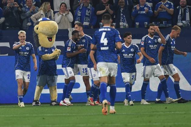 Finn Porath (FC Schalke 04) Torjubel, jubelt mit seiner Mannschaft nach dem Treffer zum 1:1 waehrend des Spiels der 2. Bundesliga zwischen FC Schalke 04 und VfL Bochum, Veltins-Arena am 23. August 2025 in Gelsenkirchen, Deutschland. (Foto von Ralf Treese DeFodi Images) +++ Finn Porath (FC Schalke 04) celebrates after scoring his team™s first goal with teammates during the 2. Bundesliga match between FC Schalke 04 and VfL Bochum at Veltins-Arena on August 23, 2025 in Gelsenkirchen, Germany. (Photo by Ralf Treese DeFodi Images) (Photo by Ralf Treese DeFodi Images)