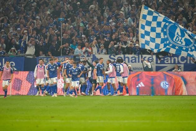 Spieler von FC Schalke 04 jubeln nach dem Treffer zum 2:1. GER, FC Schalke 04 vs VfL Bochum 1848, 2. Bundesliga, 3. Spieltag, Saison 2025 2026, 23.08.2025 DFL REGULATIONS PROHIBIT ANY USE OF PHOTOGRAPHS AS IMAGE SEQUENCES AND OR QUASI-VIDEO GER, FC Schalke 04 vs VfL Bochum 1848, 2. Bundesliga, 3. Spieltag, Saison 2025 2026, 23.08.2025 Gelsenkirchen