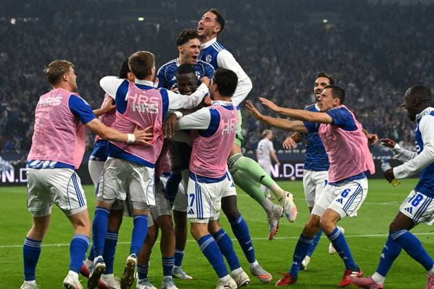 Bryan Lasme (FC Schalke 04) Torjubel, jubelt mit seiner Mannschaft nach dem Treffer zum 2:1 waehrend des Spiels der 2. Bundesliga zwischen FC Schalke 04 und VfL Bochum, Veltins-Arena am 23. August 2025 in Gelsenkirchen, Deutschland. (Foto von Ralf Treese DeFodi Images) +++ Bryan Lasme (FC Schalke 04) celebrates after scoring his team™s second goal with teammates during the 2. Bundesliga match between FC Schalke 04 and VfL Bochum at Veltins-Arena on August 23, 2025 in Gelsenkirchen, Germany. (Photo by Ralf Treese DeFodi Images) (Photo by Ralf Treese DeFodi Images)