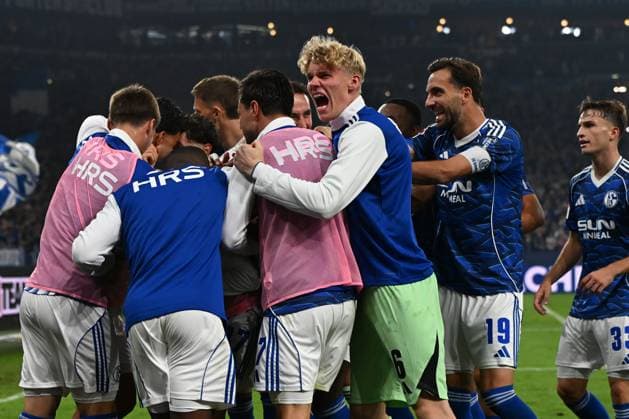 Bryan Lasme (FC Schalke 04) Torjubel, jubelt mit seiner Mannschaft nach dem Treffer zum 2:1 waehrend des Spiels der 2. Bundesliga zwischen FC Schalke 04 und VfL Bochum, Veltins-Arena am 23. August 2025 in Gelsenkirchen, Deutschland. (Foto von Ralf Treese DeFodi Images) +++ Bryan Lasme (FC Schalke 04) celebrates after scoring his team™s second goal with teammates during the 2. Bundesliga match between FC Schalke 04 and VfL Bochum at Veltins-Arena on August 23, 2025 in Gelsenkirchen, Germany. (Photo by Ralf Treese DeFodi Images) (Photo by Ralf Treese DeFodi Images)