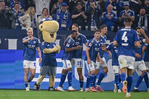 23.08.2025, Fussball, 2. Bundesliga, Saison 2025 2026, 3. Spieltag, FC Schalke 04 - VfL Bochum, Finn Porath (FC Schalke 04) freut sich über das Tor zum 1:1 mit der Mannschaft, xRHR-FOTO YYx