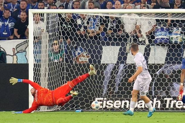 23.08.2025, xrekx, Fussball 2.Bundesliga, FC Schalke 04 - VfL Bochum v.l. Torschuss zum 2:1 durch Bryan Lasme (FC Schalke 04) Timo Horn (VfL Bochum) (DFL DFB REGULATIONS PROHIBIT ANY USE OF PHOTOGRAPHS as IMAGE SEQUENCES and or QUASI-VIDEO) Gelsenkirchen