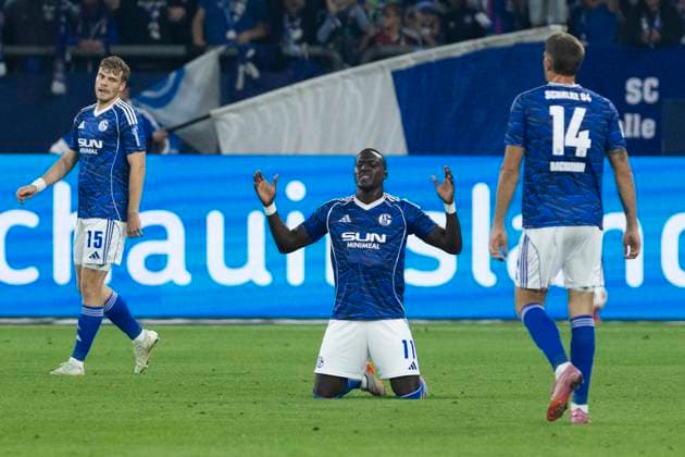 2. Fussball Bundesliga, FC Schalke 04 - VfL Bochum; 23.08.2025 Bryan Lasme (FC Schalke 04, 11) kurz nach Schlusspfiff zwischen Emil Hojlund (FC Schalke 04, 15) und Janik Bachmann (FC Schalke 04, 14). 2. Fußball Bundesliga, FC Schalke 04 - VfL Bochum, 3. Spieltag, am 23.08.2025, Veltins-Arena, Gelsenkirchen. DFL regulations prohibit any use of photographs as image sequences and or quasi-video