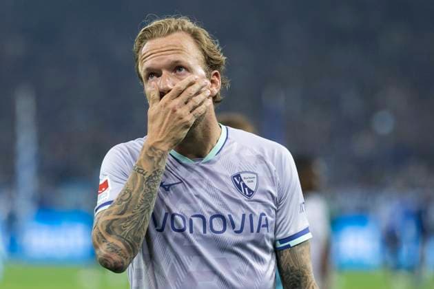 2. Fussball Bundesliga, FC Schalke 04 - VfL Bochum; 23.08.2025 Kevin Vogt (VfL Bochum, 7) hadert mit der Niederlage. 2. Fußball Bundesliga, FC Schalke 04 - VfL Bochum, 3. Spieltag, am 23.08.2025, Veltins-Arena, Gelsenkirchen. DFL regulations prohibit any use of photographs as image sequences and or quasi-video