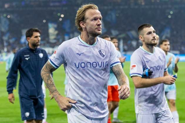 2. Fussball Bundesliga, FC Schalke 04 - VfL Bochum; 23.08.2025 Kevin Vogt (VfL Bochum, 7), Gerrit Holtmann (VfL Bochum, 17)und Matus Bero (VfL Bochum, 19)9 enttäuscht nach dem Spiel. 2. Fußball Bundesliga, FC Schalke 04 - VfL Bochum, 3. Spieltag, am 23.08.2025, Veltins-Arena, Gelsenkirchen. DFL regulations prohibit any use of photographs as image sequences and or quasi-video