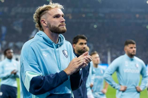 2. Fussball Bundesliga, FC Schalke 04 - VfL Bochum; 23.08.2025 Philipp Strompf (VfL Bochum, 3) bedankt sich bei den Fans. 2. Fußball Bundesliga, FC Schalke 04 - VfL Bochum, 3. Spieltag, am 23.08.2025, Veltins-Arena, Gelsenkirchen. DFL regulations prohibit any use of photographs as image sequences and or quasi-video