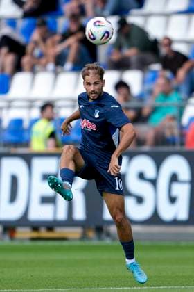 Luka Djuric (Duric, TSG II, 10), am Ball, Freisteller, Ganzkörper, Einzelbild, Einzelfoto, Aktion, Action, 23.08.2025, Sinsheim (Deutschland), Fussball, 3. Liga, TSG 1899 Hoffenheim II - FC Energie Cottbus, DFB DFL REGULATIONS PROHIBIT ANY USE OF PHOTOGRAPHS AS IMAGE SEQUENCES AND OR QUASI-VIDEO. *** Luka Djuric Duric, TSG II, 10 , on the ball, cropped, full body, single image, single photo, action, action, 23 08 2025, Sinsheim Germany , Football, 3 Liga, TSG 1899 Hoffenheim II FC Energie Cottbus, DFB DFL REGULATIONS PROHIBIT ANY USE OF PHOTOGRAPHS AS IMAGE SEQUENCES AND OR QUASI VIDEO xozx