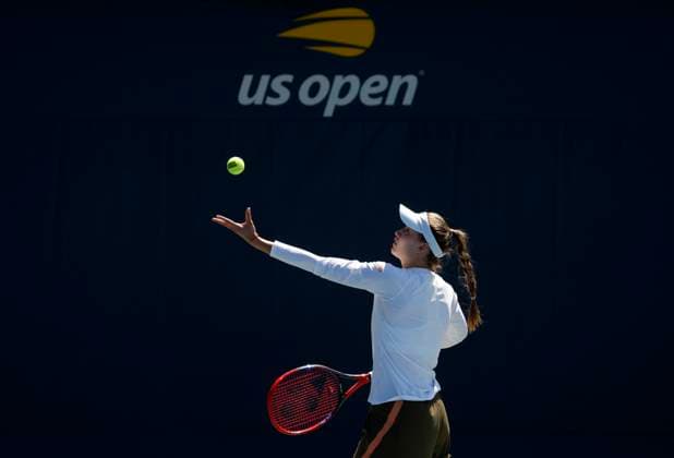 Sport Bilder des Tages Elena Rybakina of Kazakhstani serves on the practice courts at the 2025 US Open Tennis Championship at the USTA Billie Jean King National Tennis Center in New York City on Saturday, August 23, 2025 in New York City.  NYP20250823131 JOHNxANGELILLO