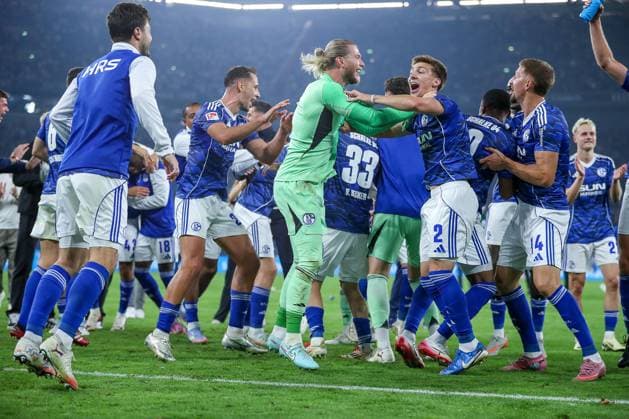23.08.2025, Fußball, FC Schalke 04 - VfL Bochum, 3.Spieltag, 2. Fußball Bundesliga, Veltins-Arena Gelsenkirchen, Saison 2025 2026: Abschlussjubel nach dem 2:1 Sieg gegen Bochum. Die Mannschaft von Schalke feiert den Sieg. Torwart Loris Karius (Schalke04 01) Felipe Sanchez (Schalke04 02) DFB regulations prohibit any use of photographs as image sequences and or quasi-video. Nordrhein-Westfalen Deutschland