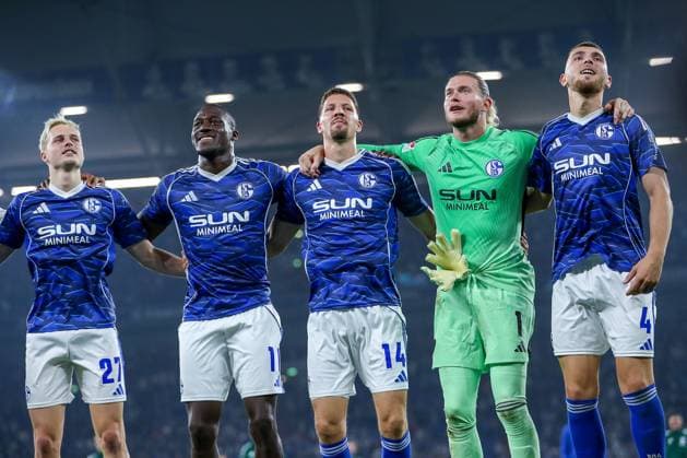 23.08.2025, Fußball, FC Schalke 04 - VfL Bochum, 3.Spieltag, 2. Fußball Bundesliga, Veltins-Arena Gelsenkirchen, Saison 2025 2026: Abschlussjubel nach dem 2:1 Sieg gegen Bochum. Die Mannschaft von Schalke feiert den Sieg. Finn Porath (Schalke04 27) Bryan Lasme (Schalke04 11) Janik Bachmann (Schalke04 14) Torwart Loris Karius (Schalke04 01) Hasan Kurucay (Schalke04 04) DFB regulations prohibit any use of photographs as image sequences and or quasi-video. Nordrhein-Westfalen Deutschland