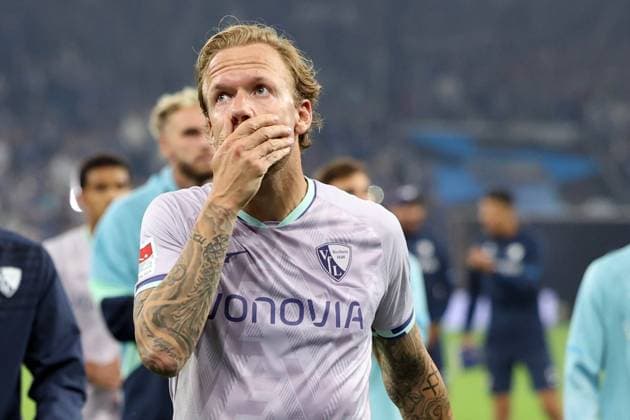 23.08.2025, xrekx, Fussball 2.Bundesliga, FC Schalke 04 - VfL Bochum v.l. Die Mannschaft auf dem Weg zum Gaesteblock^Kevin Vogt (VfL Bochum) enttaeuscht, enttäuscht, schaut enttaeuscht, traurig, frustriert, niedergeschlagen, disappointed, sad, frustrated (DFL DFB REGULATIONS PROHIBIT ANY USE OF PHOTOGRAPHS as IMAGE SEQUENCES and or QUASI-VIDEO) Gelsenkirchen