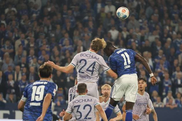 Mats Pannewig (VfL Bochum) und Bryan Lasme (FC Schalke 04) beim Spiel der 2. Bundesliga (Saison 2025 26) FC Schalke 04 - VfL Bochum 1848 Copyright: Thomas Pakusch