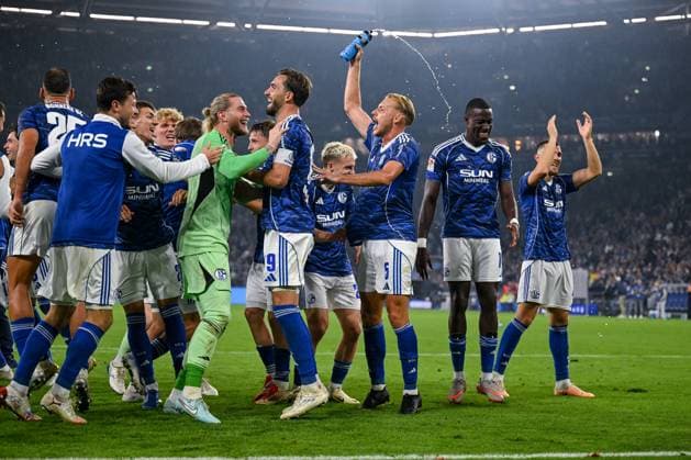 23.08.2025, Fussball, 2. Bundesliga, Saison 2025 2026, 3. Spieltag, FC Schalke 04 - VfL Bochum, Der FC Schalke 04 feiern mit den Fans den Heimsieg. Torwart Loris Karius(FC Schalke 04), Kenan Karaman (FC Schalke 04), Timo Becker (FC Schalke 04), Bryan Lasme (FC Schalke 04) xRHR-FOTO YYx