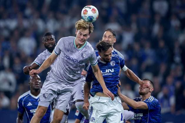 23.08.2025, Fußball, FC Schalke 04 - VfL Bochum, 3.Spieltag, 2. Fußball Bundesliga, Veltins-Arena Gelsenkirchen, Saison 2025 2026: Mats Pannewig (VfL Bochum 24) im Zweikampf gegen Kenan Karaman (Schalke04 19) Kopfball Kopfballduell Strafraum Strafraumaktion DFB regulations prohibit any use of photographs as image sequences and or quasi-video. Nordrhein-Westfalen Deutschland