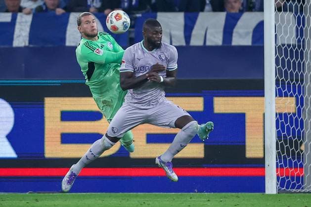 23.08.2025, Fußball, FC Schalke 04 - VfL Bochum, 3.Spieltag, 2. Fußball Bundesliga, Veltins-Arena Gelsenkirchen, Saison 2025 2026: Torwart Loris Karius (Schalke04 01) verteidigt das Tor gegen Ibrahim Sissoko (VfL Bochum 09) DFB regulations prohibit any use of photographs as image sequences and or quasi-video. Nordrhein-Westfalen Deutschland
