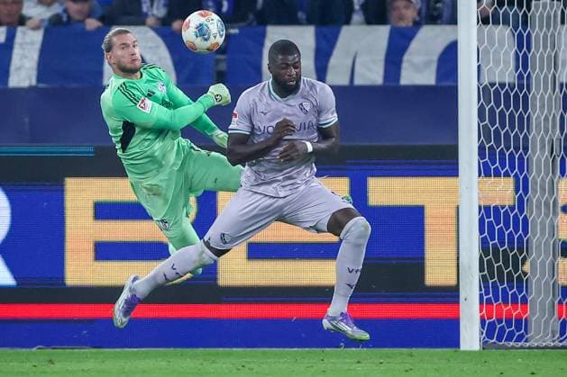 23.08.2025, Fußball, FC Schalke 04 - VfL Bochum, 3.Spieltag, 2. Fußball Bundesliga, Veltins-Arena Gelsenkirchen, Saison 2025 2026: Torwart Loris Karius (Schalke04 01) verteidigt das Tor gegen Ibrahim Sissoko (VfL Bochum 09) DFB regulations prohibit any use of photographs as image sequences and or quasi-video. Nordrhein-Westfalen Deutschland