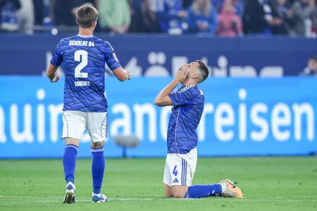 23.08.2025, Fußball, FC Schalke 04 - VfL Bochum, 3.Spieltag, 2. Fußball Bundesliga, Veltins-Arena Gelsenkirchen, Saison 2025 2026: Abschlussjubel nach dem 2:1 Sieg gegen Bochum. Die Mannschaft feiert den SIeg. Felipe Sanchez (Schalke04 02) zusammen mit Hasan Kurucay (Schalke04 04) DFB regulations prohibit any use of photographs as image sequences and or quasi-video. Nordrhein-Westfalen Deutschland