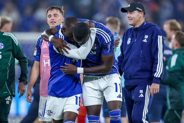 23.08.2025, Fußball, FC Schalke 04 - VfL Bochum, 3.Spieltag, 2. Fußball Bundesliga, Veltins-Arena Gelsenkirchen, Saison 2025 2026: Abschlussjubel nach dem 2:1 Sieg gegen Bochum. Die Mannschaft feiert den SIeg. Christopher Antwi-Adjei (Schalke04 18) und Bryan Lasme (Schalke04 11) liegen sich glücklich in den Armen DFB regulations prohibit any use of photographs as image sequences and or quasi-video. Nordrhein-Westfalen Deutschland