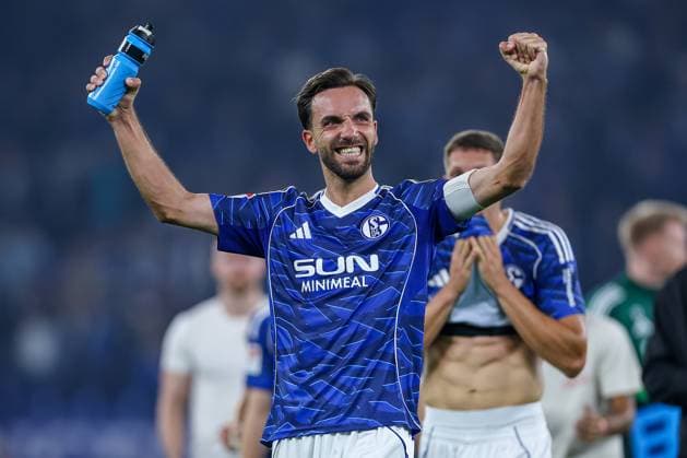 23.08.2025, Fußball, FC Schalke 04 - VfL Bochum, 3.Spieltag, 2. Fußball Bundesliga, Veltins-Arena Gelsenkirchen, Saison 2025 2026: Abschlussjubel nach dem 2:1 Sieg gegen Bochum. Die Mannschaft feiert den SIeg. Kenan Karaman (Schalke04 19) jubelnd DFB regulations prohibit any use of photographs as image sequences and or quasi-video. Nordrhein-Westfalen Deutschland