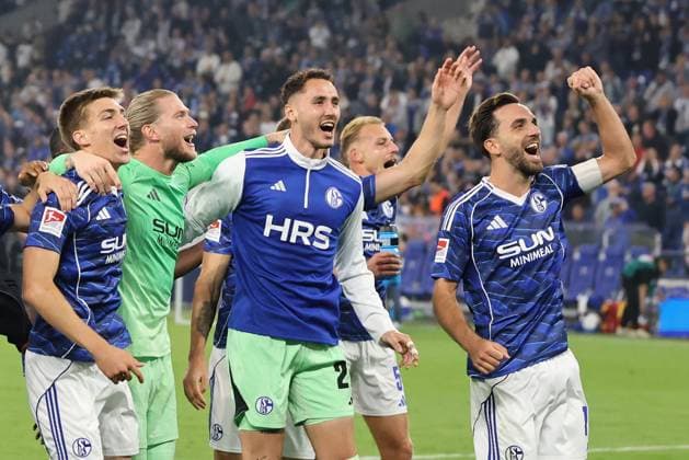 Die Spieler vom FC Schalke 04 freuen sich über den Sieg beim Spiel der 2. Bundesliga (Saison 2025 26) FC Schalke 04 - VfL Bochum 1848 Copyright: Thomas Pakusch