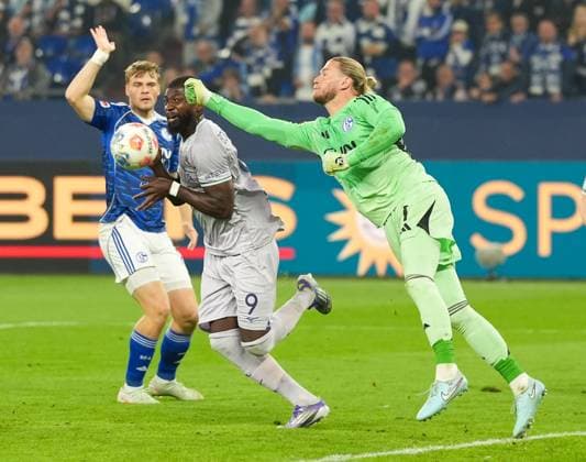 Loris Karius (FC Schalke 04, 1) faustet den Ball vor Ibrahim Sissoko (VfL Bochum 1848, 9) weg. GER, FC Schalke 04 vs VfL Bochum 1848, 2. Bundesliga, 3. Spieltag, Saison 2025 2026, 23.08.2025 DFL REGULATIONS PROHIBIT ANY USE OF PHOTOGRAPHS AS IMAGE SEQUENCES AND OR QUASI-VIDEO GER, FC Schalke 04 vs VfL Bochum 1848, 2. Bundesliga, 3. Spieltag, Saison 2025 2026, 23.08.2025 Gelsenkirchen